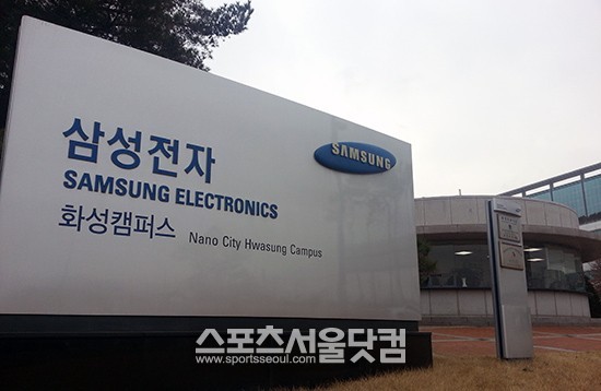 25일 삼성전자의 화성시 반월동 반도체공장의 10라인과 11라인에서 암모니아가 누출돼 4명의 근로자가 부상을 입고 병원으로 이송돼 치료를 받은 것으로 알려졌다./더팩트DB