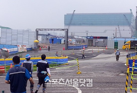 경기도 화성시 반월동에 있는 삼성전자 나노시티 화성캠퍼스 내 반도체17라인 확대 공사현장에서 일하는 근로자들이 주차공간이 없어 불편을 겪고 있는 것으로 나타났다. 근로자들이 인근 도로에 불법주차를 하면서 일대가 거대한 주차장이 됐다. / 화성=서재근 기자