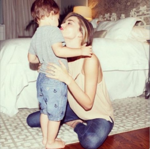 미란다 커가 아들 플린 블룸과 입을 맞추려 하고 있다. / 미란다 커 인스타그램