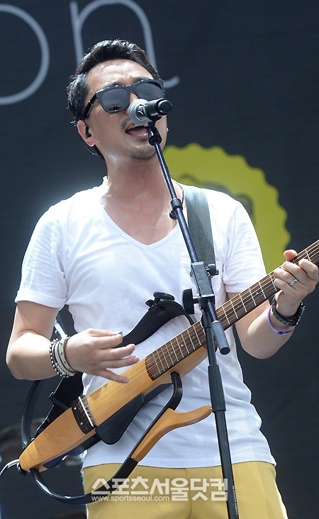 그룹 불독맨션 보컬 이한철이 27일 오후 경기도 안산시 대부바다향기테마파크에서 열린 ‘2013 안산밸리록페스티벌’에서 화려한 공연을 펼치고 있다. /안산=문병희 기자
