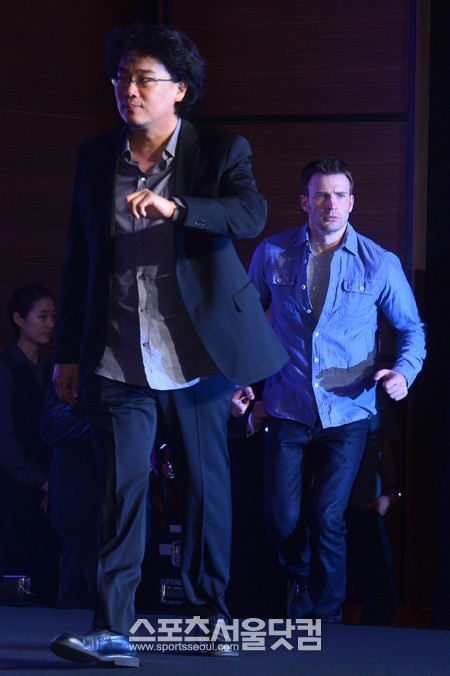 봉준호 감독(왼쪽)과 배우 크리스 에반스가 29일 오전 서울 영등포구 여의도동 콘래드서울 호텔에서 열린 영화 설국열차의 기자간담회 무대에 오르고 있다./남윤호 기자