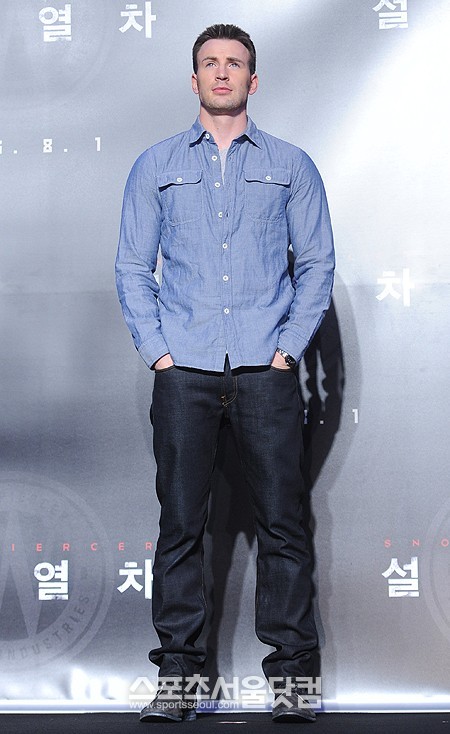 영화 설국열차에서 커티스 역을 맡은 크리스 에반스가 내한 기자회견서 한국 취재진들을 만났다./이영훈 인턴기자