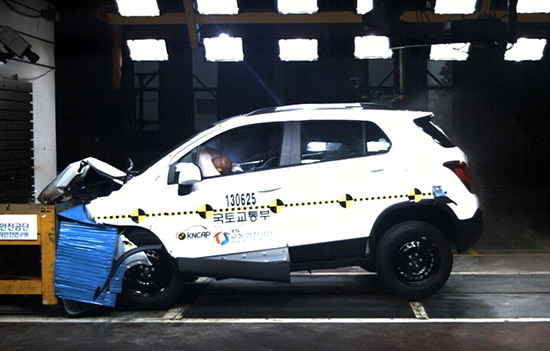 쉐보레 트렉스가 29일 국토교통부에서 발표한 신차 안전도 평가(KNCAP)에서 종합 점수 합계 1위를 기록했다.