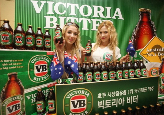 29일 오전 롯데마트 서울역점에서 열린 ‘사브밀러브랜드코리아의 빅토리아 비터 론칭 행사’에서 모델들이 국내 정식 출시를 알리고 있다.