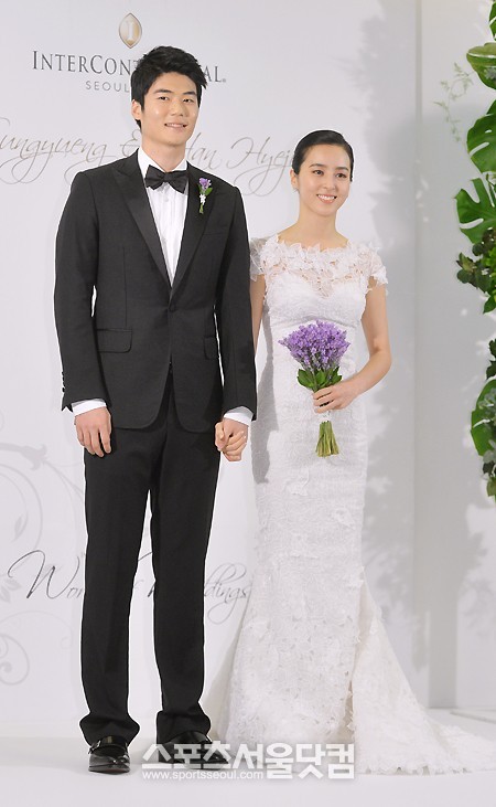 한혜진(오른쪽)이 29일 남편 기성용이 살고 있는 영국 스완지시티로 출국해 신혼생활을 만끽할 예정이다./문병희 기자