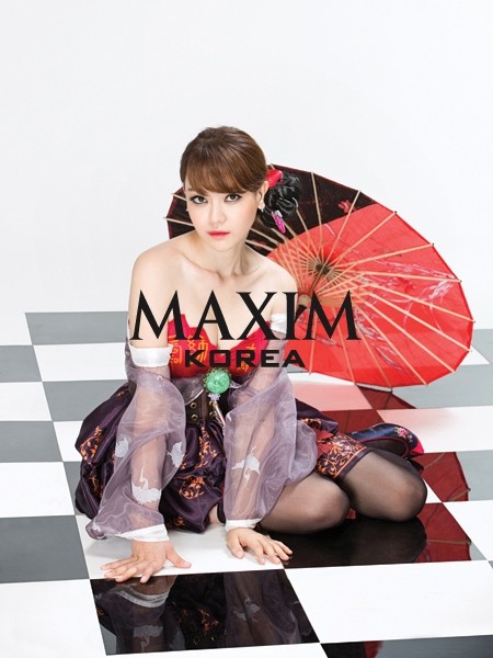 서유리가 게임 캐릭터 유리아로 분해 섹시한 의상을 소화하고 있다./남성지 맥심제공