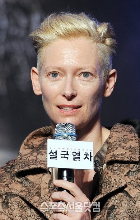 영화 설국열차로 호흡을 맞춘 틸다 스윈튼이 봉준호 감독을 장인 혹은 백과사전이라 표현하며 그의 연출 스타일을 높에 평가해 눈길을 끈다./이영훈 인턴기자