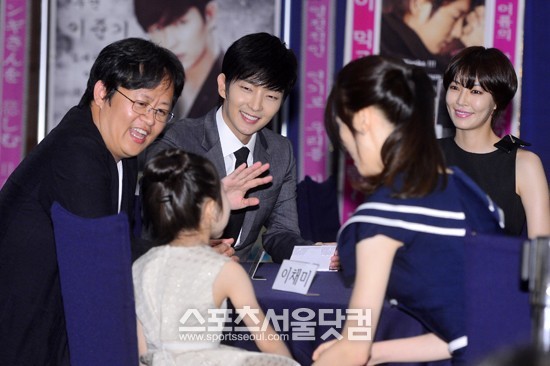 손형석 PD, 배우 이준기, 박하선, 김소연(왼쪽부터)이 31일 오후 서울 강남구 논현동 헤리츠에서 열린 MBC 수목드라마 투윅스 제작발표회에 참석해 아역배우 이채미에게 인사하고 있다./남윤호 기자