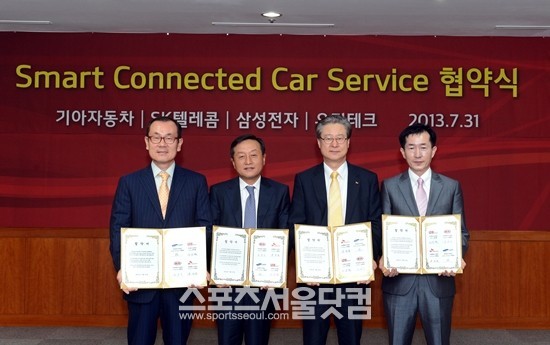 이종진 삼성전자 한국총괄 모바일영업팀장, 김창식 기아자동차 국내영업본부장, 이명근 SK텔레콤 기업사업부문장, 이우열 유디테크 대표(왼쪽부터)가 31일 스마트 차량 서비스 사업 제휴 협약식을 가졌다.