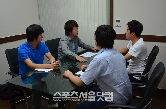 10년 넘게 한일 축구 현장을 누빈 베테랑 프리랜서 기자 요시자키 에이지(왼쪽 두 번째)와
대담을 나눈 스포츠서울미디어 축구팀. / 사진 = 문지현기자