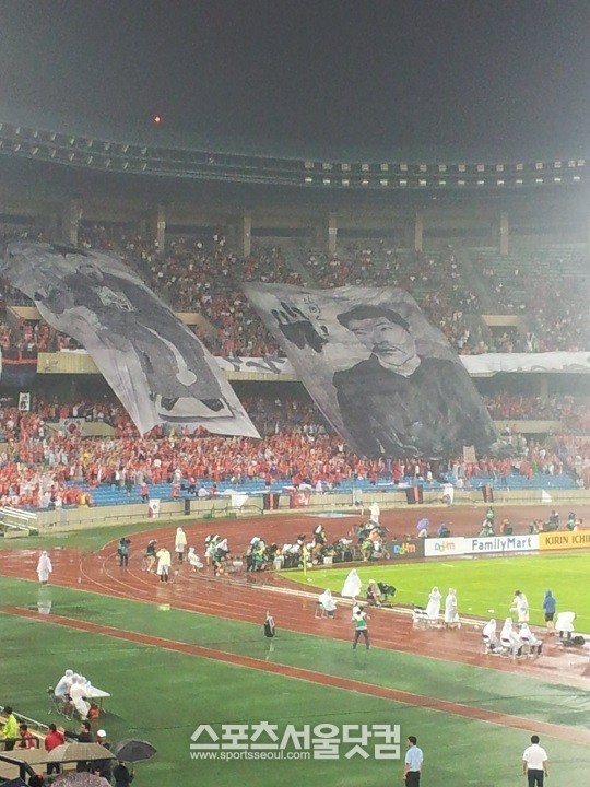 4809일 만에 A매치가 열린 잠실올림픽주경기장에서 한국 대표팀 서포터즈인 붉은악마가 
킥오프전 이순신 장군과 안중근 의사가 새겨진 대형 통천을 꺼내들고 있다.