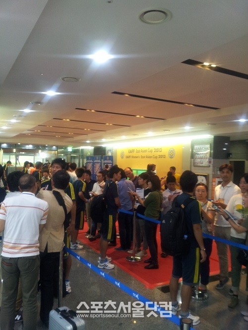 일본 취재진이 동아시안컵 2차전 호주와 경기를 마친 뒤 남자 대표팀 주력 선수들을
믹스트존에 세워 놓고 인터뷰하고 있다.