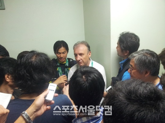 한국과 최종전을 마친 뒤 기자회견을 끝낸 자케로니 감독이 별도로 일본 기자들을 만나
인터뷰하고 있다.