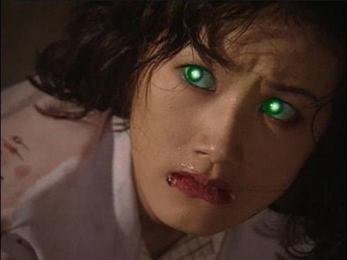 역대 납량극 가운데 최고의 시청률을 기록한 M의 한장면. 심은하의 푸른 동공이 인상적이다. / MBC M 방송 화면