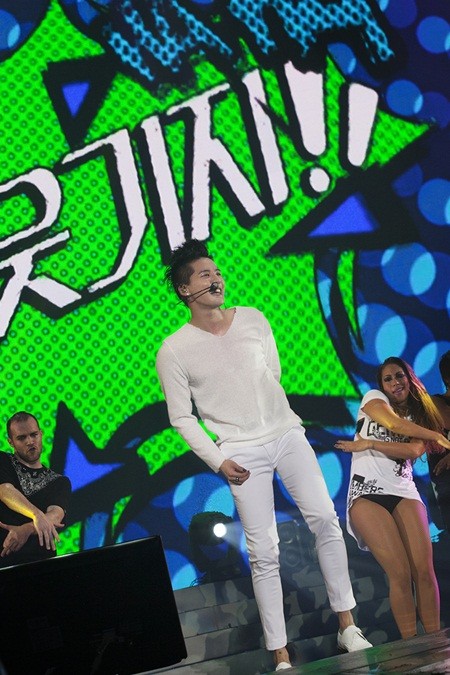 XIA(준수)가 아시아 투어 서울 공연에서 이 노래 웃기지를 부르고 있다. / 씨제스 엔터테인먼트 제공