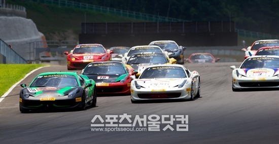 3일부터 이틀 동안 인제 스피디움에서 국내 최초로 진행된 2013 페라리 챌린지 레이스가 성황리 종료됐다.