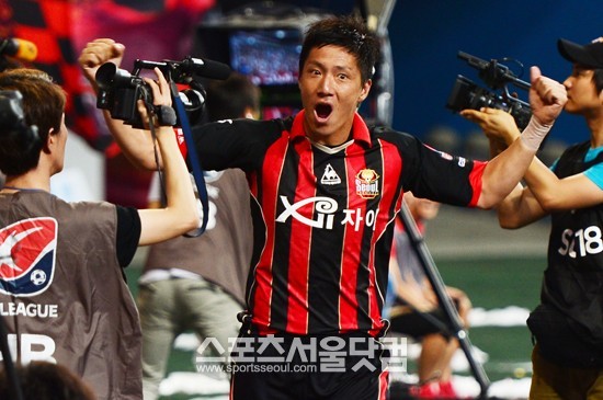 FC서울 중앙수비수 김진규가 4일 서울월드컵경기장에서 열린 현대오일뱅크 K리그 클래식 21라운드 수원 블루윙즈와 슈퍼매치에서 후반 6분 헤딩 결승골을 터뜨린 뒤 포효하고 있다./ 서울월드컵경기장 = 배정한 기자
