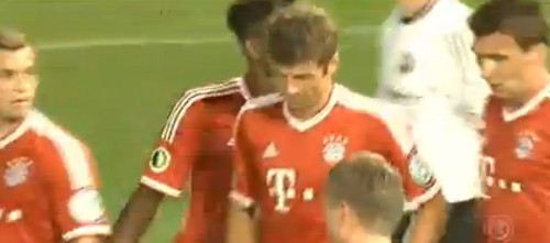 6일 DFB 포칼컵 1라운드 슈바르츠-바이스 레덴(4부리그)과 경기에서 3골 1도움으로 팀의 5-0 완승을 이끈 바이에른의 토마스 뮐러(가운데). / 유튜브 영상 캡처