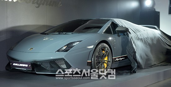 람보르기니 가야르도 LP570-4 슈퍼레제라 에디지오네 테크니카가 국내에 6일 출시됐다./문병희 기자