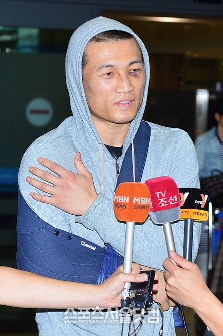 코리안 좀비 정찬성이 6일 오후 인천국제공항을 통해 귀국한 가운데 취재진의 질문에 답하고 있다./인천국제공항=남윤호 기자