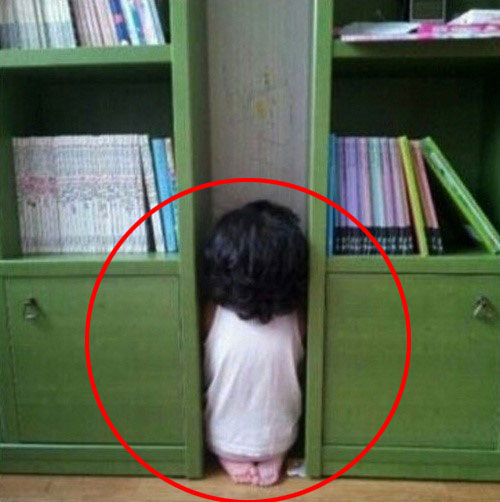 벌서는 아기들 2탄 사진이 공개됐다. / 출처=온라인 커뮤니티