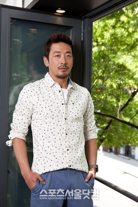 차기작 군도때문에 자른 민머리를 공개할 수 없어 인터뷰 사진 촬영을 먼저 했다는 하정우는 취재진에게 죄송하다고 양해를 구해 눈길을 끌었다./흥미진진 제공