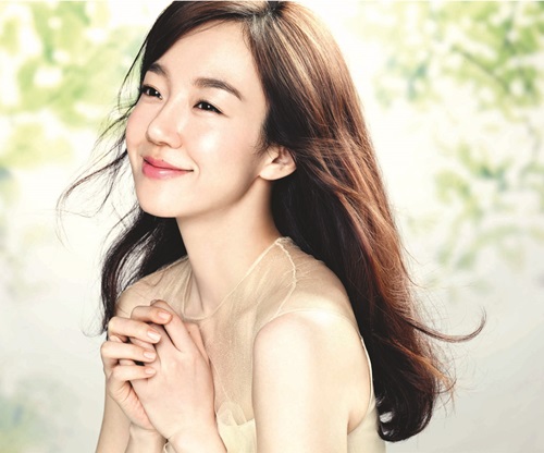 임수정의 근황. 잡티 하나 없는 맑은 피부가 돋보인다./SK2 제공