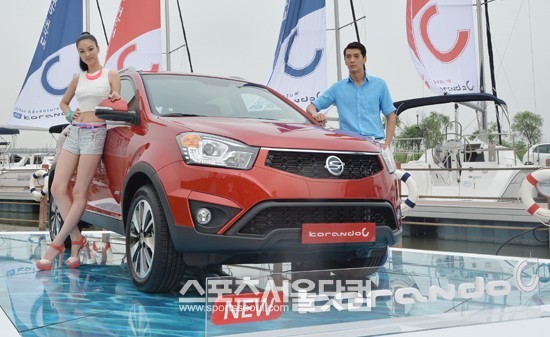 쌍용자동차가 7일 오전 여의도 서울마리나 클럽&요트에서 내외관디자인을 변경하고 편의성을 향상시킨 뉴 코란도 C 출시행사를 진행한 가운데 모델들이 뉴 코란도 C를 소개하고 있다. /최진석 기자
