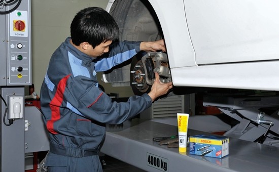 고온 다습한 여름철 날씨는 브레이크의 성능을 낮출 수 있어 장거리 운전 전 점검은 필수다./보쉬 제공