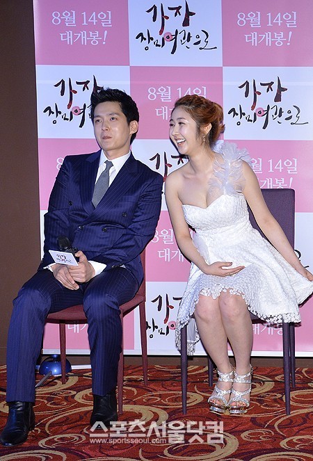 배우 장성원(왼쪽)과 성은채가 8일 오전 서울 광진구 롯데시네마 건대입구점에서 열린 영화 가자 장미여관으로 제작보고회에 참석해 포즈를 취하고 있다. /최진석 기자