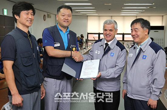 8일 한국지엠이 2013년 임금협상 조인식을 열고 올해 노사교섭을 최종 마무리했다. 양동규 전국금속노동조합 부위원장, 민기 전국금속노동조합 한국지엠 지부장, 세르지오 호샤 한국지엠 사장, 조건도 한국지엠 노사부문 부사장(왼쪽부터).
