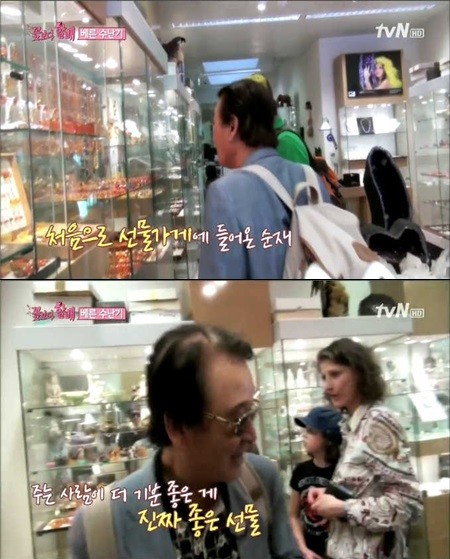 이순재가 처음으로 아내에게 줄 선물을 고르고 있다. / tvN 꽃보다 할배 방송 캡처