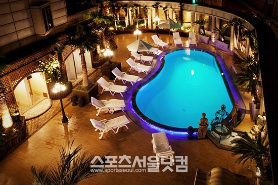 임피리얼 팰리스 서울은 여름휴가 시즌을 맞아 호텔 투숙객이 아닌 일반 고객들에게도 오픈 기간 동안 수영장 이용할 수 있도록 했다.