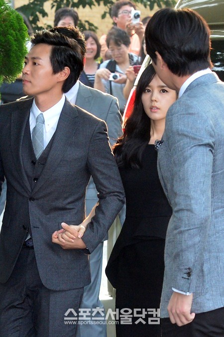 연정훈(왼쪽)-한가인 부부가 10일 오후 서울 용산구 그랜드 하얏트 서울 호텔에서 열리는 이병헌-이민정의 결혼식에 참석한 가운데 배우 정우성(오른쪽)을 만나 인사하고 있다./남윤호 기자