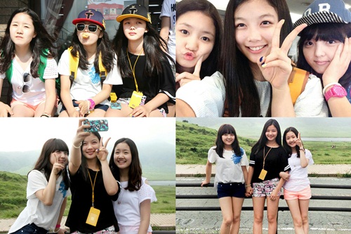 서신애, 김유정, 진지희(아래 왼쪽부터)가 깜짝 여행을 떠나 밝은 표정으로 인증 사진을 남기고 있다./싸이더스 HQ 제공