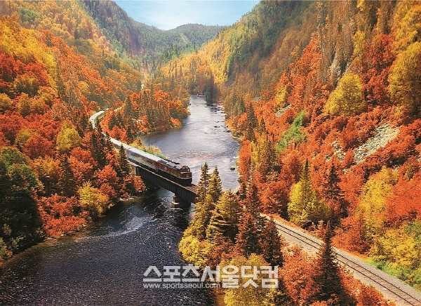캐나다 나이아가라 폭포에서 퀘백으로 이어지는 메이플로드의 붉은 가을빛은 신비로운 매력을 발산한다./ 캐나다관광청 제공
