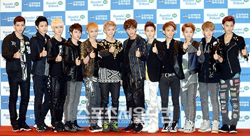 엑소 멤버 크리스, 찬열, 세훈, 디오, 레이, 루한, 카이, 수호, 첸, 시우민, 백현, 타오(왼쪽부터)가 멋지게 포즈를 취하고 있다. 이들은 13일 <더팩트>과 인터뷰에서 사생 때문에 겪은 심적 고충을 토로했다. /더팩트DB