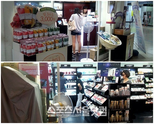 13일 홍대에 있는 미샤는 선풍기 두대를 가동시키고 있지만, 매장을 방문한 소비자가 연신 부채를 부치고 있다.