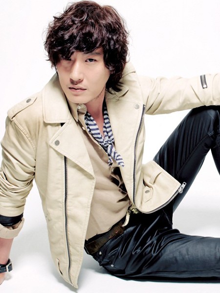 가수 윤석이 싱가포르와 말레이시아에서 국민 가수급 대우를 받아 화제를 모으고 있다. /윈엔터테인먼트 제공