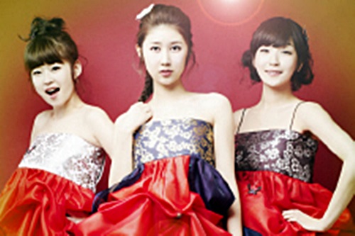 성은채는 행사를 목적으로 만든 걸그룹 와우(WOW)를 결성, 개그맨 김승혜, 정은선과 함께 활동했다. 와우의 프로필 사진을 검색해보면, 멤버들이 섹시하게 리폼한 생활 한복을 입고 도발적인 포즈를 취하고 있다. /와우프로필