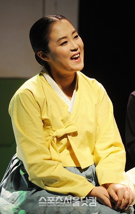 연극 선녀씨 이야기 프레스콜이 16일 오후 서울시 혜화동 아트센터K에서 열린 가운데 배우 이재은이 열연을 펼치고 있다. /이영훈 인턴기자