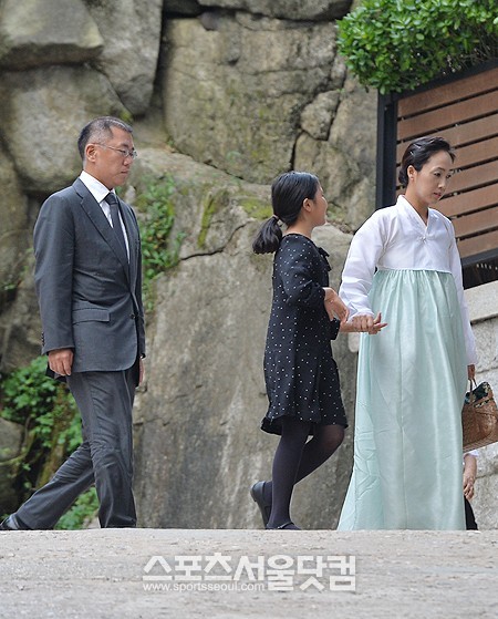 정의선 현대자동차 부회장(왼쪽)이 16일 오후 고 정주영 현대그룹 명예회장의 부인 고 변중석 여사의 6주기 제사에 참석하기 위해 서울 청운동 정주영 명예회장의 자택으로 부인 정지선 씨(오른쪽)와 함께 들어서고 있다. /최진석 기자