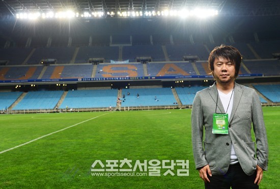 1974년생 기타큐슈 출신 축구 전문 프리랜서 기자. 오사카외국어대학교 한국어학과 졸업. 주간 사커매가진 한국소식 코너 담당(11년). 스포츠지 넘버에서 칼럼 연재(7년) 최근에는 축구 뿐만 아니라 한국 경제 정치, 북한 사정 등의 글을 쓰기도 한다. 박지성 나를 버리다, 홍명보의 미라클 등을 번역, 일본에 출판했다.