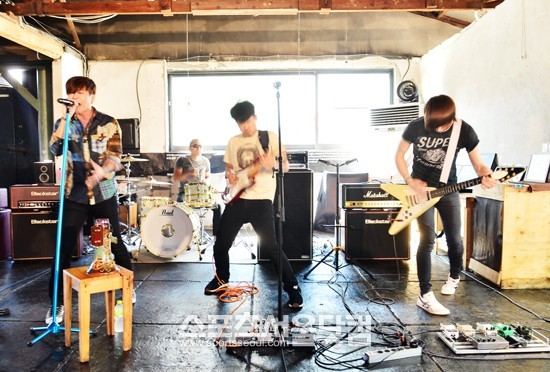 국민밴드 YB가 19일 오후 서울 마포구의 한 카페에서 9집 앨범 발매 기념 거라지(Garage) 콘서트-창고대란 기자간담회를 열고 화려한 무대를 펼치고 있다. / 배정한 기자