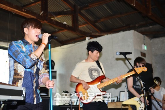 국민밴드 YB가 19일 오후 서울 마포구의 한 카페에서 9집 앨범 발매 기념 거라지(Garage) 콘서트-창고대란 기자간담회를 열고 화려한 무대를 펼치고 있다. / 배정한 기자