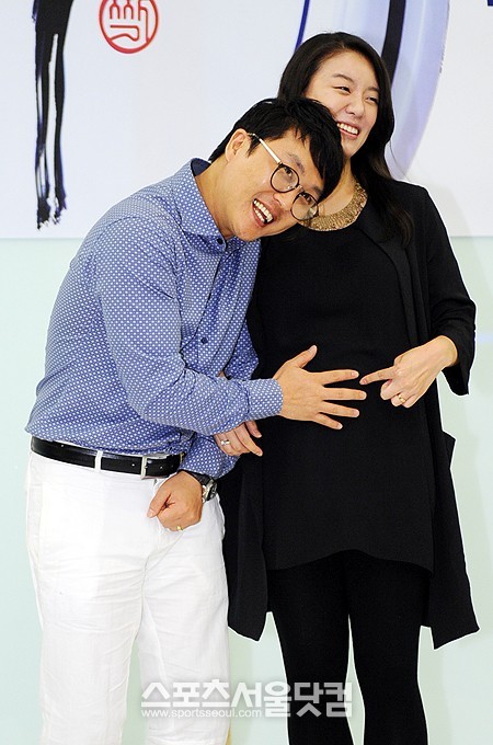 SBS 교양 프로그램 짝 기자간담회가 19일 오후 서울 목동 아네스웨딩컨벤션에서 열린 가운데 애정촌 8기 남자6호와 여자2호 부부가 참석해 포토타임을 갖고 있다. /이영훈 인턴기자