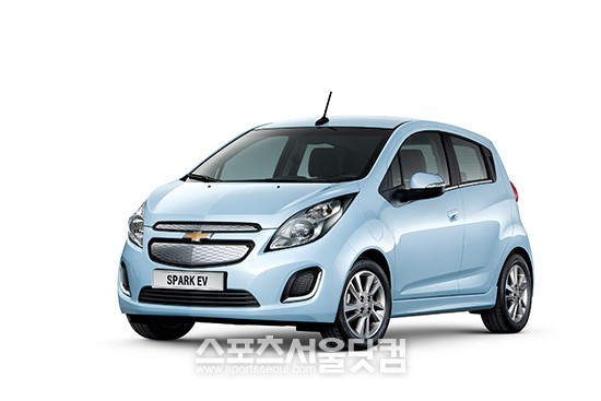 한국지엠이 오는 27일 올해 첫 순수전기차 쉐보레 스파크EV의 신차발표회를 연다고 22일 밝혔다.