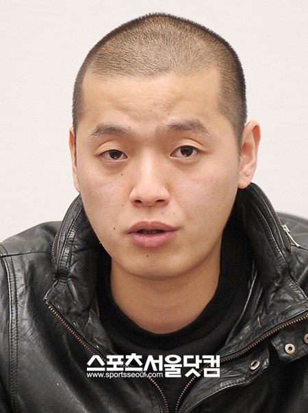 이센스가 발표한 유 캔트 컨트롤 미의 가사가 전 소속사 아메바컬쳐와 다이나믹듀오 개코 등을 디스하는 내용이 담겨 논란이 되고 있다. / 더팩트 DB