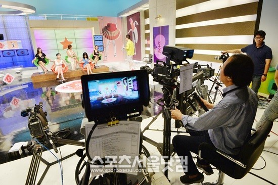 노모쇼 제작진이 본격적인 녹화에 앞서 출연진들과 함께 동선을 파악하고 리허설을 하고 있다./최진석 기자