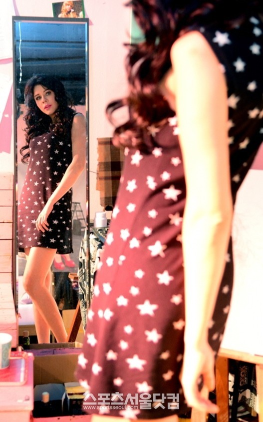 라리사는 성인무대에 오기전 지상파 채널의 잘라가던 리포터 겸 방송인이었다. 하지만 그는 지상파 방송 일을 포기하고 성인물 세계에 뛰어들었다. / 이새롬 기자